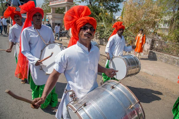 AMRAVATI, MAHARASHTRA, INDE, 26 JANVIER 2018 : Peuple non identifié et étudiant célébrant la Journée de la République indienne en dansant avec des drapeaux, des tambours . — Photo