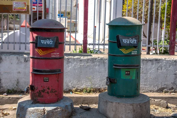 Amravati, Maharashtra, Hindistan, Ocak - 26, 2018: Hindistan postanesinin dışındaki posta kutusu — Stok fotoğraf