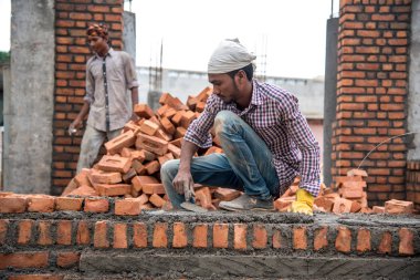 Amravati, Maharashtra - 28 Ağustos 2018: Bir inşaat alanında çalışan inşaat işçileri.