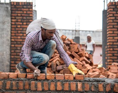 Amravati, Maharashtra - 28 Ağustos 2018: Bir inşaat alanında çalışan inşaat işçileri.