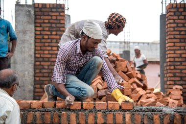 Amravati, Maharashtra - 28 Ağustos 2018: Bir inşaat alanında çalışan inşaat işçileri.