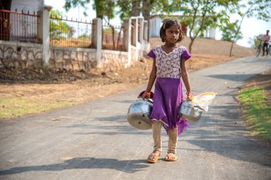 Amravati, Maharashtra, Hindistan - 17 Haziran 2017: Bir kuyudan içme suyu toplamak için köyden gelen kimliği belirsiz kız.
