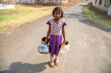 Amravati, Maharashtra, Hindistan - 17 Haziran 2017: Bir kuyudan içme suyu toplamak için köyden gelen kimliği belirsiz kız.