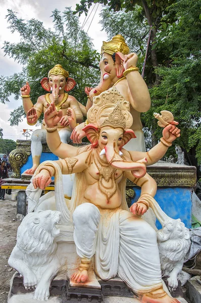 AMRAVATI, MAHARASHTRA - 8 DE SEPTIEMBRE DE 2018: Artista haciendo una estatua y dando toques finales a un ídolo del dios hindú Lord Ganesha en un taller de artista para el festival Ganesha . — Foto de Stock