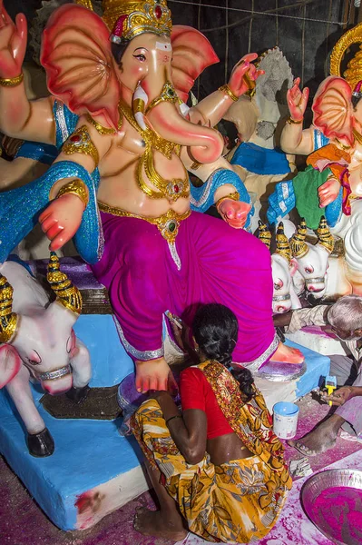 AMRAVATI, MAHARASHTRA - 8 DE SEPTIEMBRE DE 2018: Artista haciendo una estatua y dando toques finales a un ídolo del dios hindú Lord Ganesha en un taller de artista para el festival Ganesha . — Foto de Stock