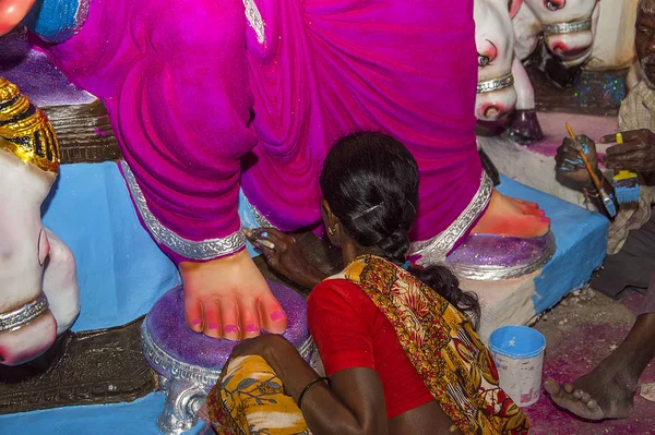 AMRAVATI, MAHARASHTRA - 8 DE SEPTIEMBRE DE 2018: Artista haciendo una estatua y dando toques finales a un ídolo del dios hindú Lord Ganesha en un taller de artista para el festival Ganesha . —  Fotos de Stock