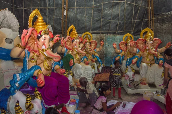 AMRAVATI, MAHARASHTRA - 8 DE SEPTIEMBRE DE 2018: Artista haciendo una estatua y dando toques finales a un ídolo del dios hindú Lord Ganesha en un taller de artista para el festival Ganesha . — Foto de Stock