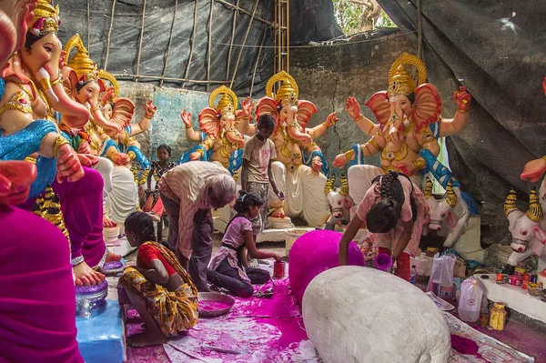 AMRAVATI, MAHARASHTRA - SETEMBRO 8, 2018: Artista fazendo uma estátua e dando toques finais em um ídolo do deus hindu Lord Ganesha em uma oficina de artista para o festival de Ganesha . — Fotografia de Stock