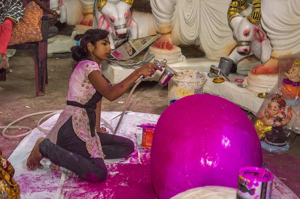Amravati, Maharashtra - 8 Eylül 2018: Sanatçı bir heykel yapıyor ve Ganesha festivali için bir sanatçı atölyesinde Hindu tanrısı Lord Ganesha 'nın bir putuna son rötuşlarını yapıyor. — Stok fotoğraf