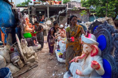 Amravati, Maharashtra - 8 Eylül 2018: Sanatçı bir heykel yapıyor ve Ganesha festivali için bir sanatçı atölyesinde Hindu tanrısı Lord Ganesha 'nın bir putuna son rötuşlarını yapıyor.