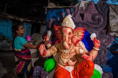 Amravati, Maharashtra - 8 Eylül 2018: Sanatçı bir heykel yapıyor ve Ganesha festivali için bir sanatçı atölyesinde Hindu tanrısı Lord Ganesha 'nın bir putuna son rötuşlarını yapıyor.