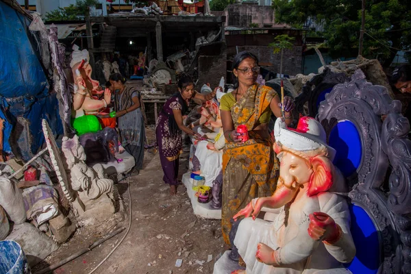 AMRAVATI, MAHARASHTRA - 8 SETTEMBRE 2018: Artista che fa una statua e dà un tocco finale a un idolo del dio indù Lord Ganesha in un laboratorio d'artista per il festival Ganesha . — Foto Stock