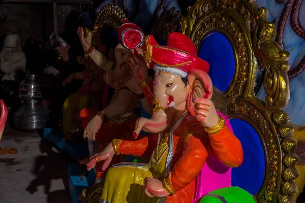 AMRAVATI, MAHARASHTRA - SEPTEMBER 8, 2018: Artist making a statue and gives finishing touches on an idol of the Hindu god Lord Ganesha at an artist's workshop for Ganesha festival. — Stock Photo, Image