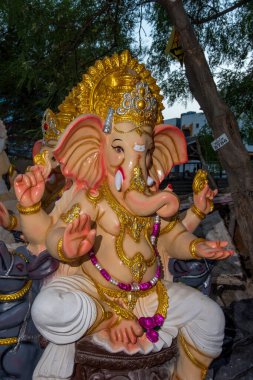 Amravati, Maharashtra - 8 Eylül 2018: Sanatçı bir heykel yapıyor ve Ganesha festivali için bir sanatçı atölyesinde Hindu tanrısı Lord Ganesha 'nın bir putuna son rötuşlarını yapıyor.