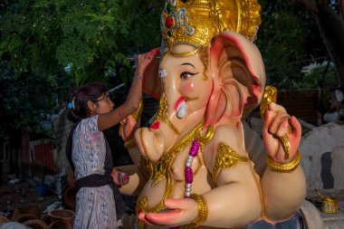 Amravati, Maharashtra - 8 Eylül 2018: Sanatçı bir heykel yapıyor ve Ganesha festivali için bir sanatçı atölyesinde Hindu tanrısı Lord Ganesha 'nın bir putuna son rötuşlarını yapıyor.