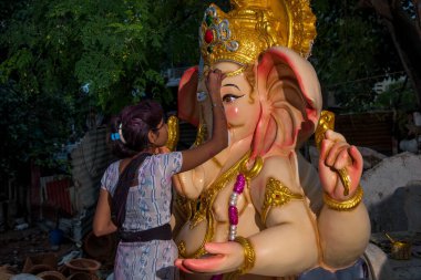 Amravati, Maharashtra - 8 Eylül 2018: Sanatçı bir heykel yapıyor ve Ganesha festivali için bir sanatçı atölyesinde Hindu tanrısı Lord Ganesha 'nın bir putuna son rötuşlarını yapıyor.