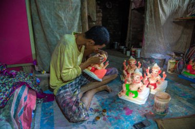 Amravati, Maharashtra - 25 Ağustos 2018: Sanatçı bir heykel yapıyor ve Ganesha festivali için bir sanatçı atölyesinde Hindu tanrısı Lord Ganesha 'nın bir putuna son rötuşlarını yapıyor.