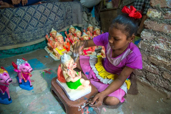 AMRAVATI, MAHARASHTRA - 25 de agosto de 2018: Artista haciendo una estatua y dando toques finales a un ídolo del dios hindú Lord Ganesha en un taller de artista para el festival Ganesha . —  Fotos de Stock