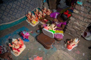 Amravati, Maharashtra - 25 Ağustos 2018: Sanatçı bir heykel yapıyor ve Ganesha festivali için bir sanatçı atölyesinde Hindu tanrısı Lord Ganesha 'nın bir putuna son rötuşlarını yapıyor.