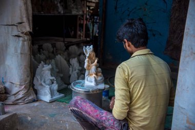 Amravati, Maharashtra - 25 Ağustos 2018: Sanatçı bir heykel yapıyor ve Ganesha festivali için bir sanatçı atölyesinde Hindu tanrısı Lord Ganesha 'nın bir putuna son rötuşlarını yapıyor.
