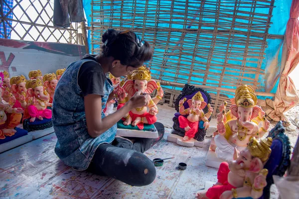 AMRAVATI, MAHARASHTRA - 25 AGOSTO 2018: Artista che fa una statua e dà un tocco finale a un idolo del dio indù Lord Ganesha in un laboratorio d'artista per il festival Ganesha . — Foto Stock