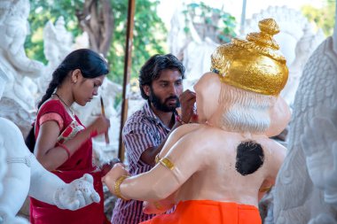 Amravati, Maharashtra - 8 Eylül 2018: Sanatçı bir heykel yapıyor ve Ganesha festivali için bir sanatçı atölyesinde Hindu tanrısı Lord Ganesha 'nın bir putuna son rötuşlarını yapıyor.