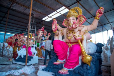 Amravati, Maharashtra - 8 Eylül 2018: Sanatçı bir heykel yapıyor ve Ganesha festivali için bir sanatçı atölyesinde Hindu tanrısı Lord Ganesha 'nın bir putuna son rötuşlarını yapıyor.
