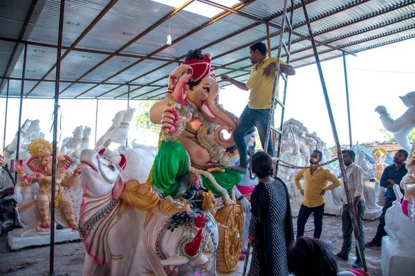 Amravati, Maharashtra - 8 września 2018: Artysta wykonujący posąg i kończący prace nad idolem hinduskiego boga Lorda Ganeshy w pracowni artysty na festiwal Ganesha. — Zdjęcie stockowe