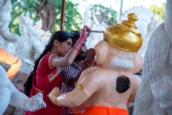 AMRAVATI, MAHARASHTRA - 8 DE SEPTIEMBRE DE 2018: Artista haciendo una estatua y dando toques finales a un ídolo del dios hindú Lord Ganesha en un taller de artista para el festival Ganesha . — Foto de Stock