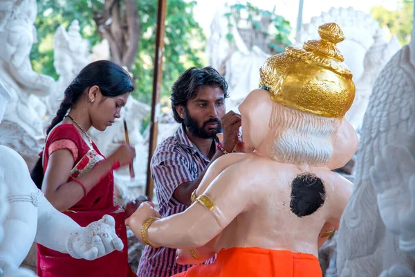 Amravati, Maharashtra - 8 september 2018: Kunstenaar maakt een beeld en geeft de laatste hand aan een idool van de Hindoeïstische god Lord Ganesha tijdens een kunstenaarsatelier voor Ganesha festival. — Stockfoto