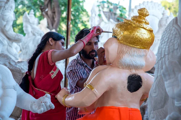 Amravati, Maharashtra - 8 Eylül 2018: Sanatçı bir heykel yapıyor ve Ganesha festivali için bir sanatçı atölyesinde Hindu tanrısı Lord Ganesha 'nın bir putuna son rötuşlarını yapıyor. — Stok fotoğraf