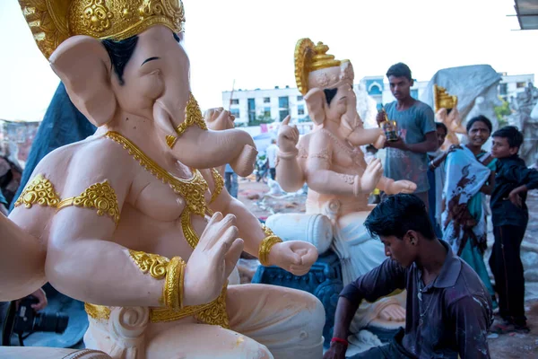 AMRAVATI, MAHARASHTRA - 8 DE SEPTIEMBRE DE 2018: Artista haciendo una estatua y dando toques finales a un ídolo del dios hindú Lord Ganesha en un taller de artista para el festival Ganesha . — Foto de Stock