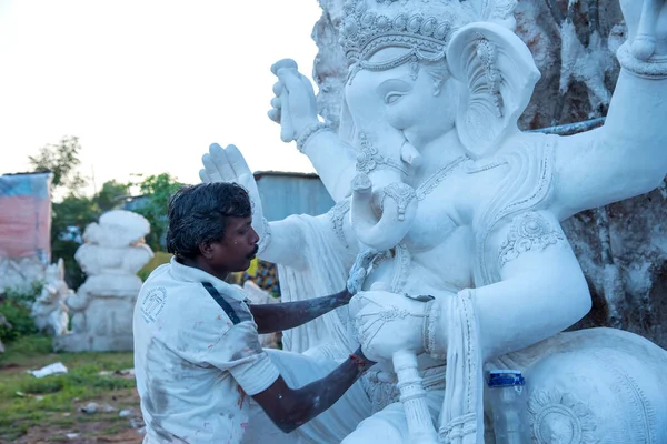 Amravati, Maharashtra - 8 Eylül 2018: Sanatçı bir heykel yapıyor ve Ganesha festivali için bir sanatçı atölyesinde Hindu tanrısı Lord Ganesha 'nın bir putuna son rötuşlarını yapıyor. — Stok fotoğraf