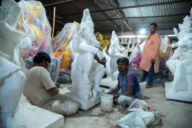 Amravati, Maharashtra - 8 Eylül 2018: Sanatçı bir heykel yapıyor ve Ganesha festivali için bir sanatçı atölyesinde Hindu tanrısı Lord Ganesha 'nın bir putuna son rötuşlarını yapıyor.