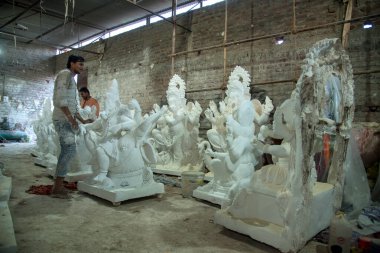 Amravati, Maharashtra - 8 Eylül 2018: Sanatçı bir heykel yapıyor ve Ganesha festivali için bir sanatçı atölyesinde Hindu tanrısı Lord Ganesha 'nın bir putuna son rötuşlarını yapıyor.