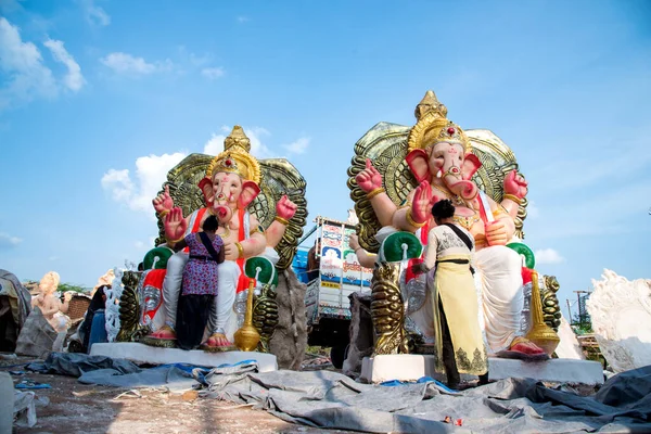 AMRAVATI, MAHARASHTRA - 8 DE SEPTIEMBRE DE 2018: Artista haciendo una estatua y dando toques finales a un ídolo del dios hindú Lord Ganesha en un taller de artista para el festival Ganesha . — Foto de Stock