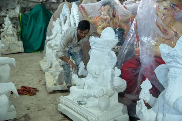Amravati, Maharashtra - 2018 년 9 월 8 일: 화가 가 조각상을 만들고 가 네 샤 축제를 위한 화가의 작업장에서 힌두교 신가 네 샤의 우상에 마무리 작업을 하다. — 스톡 사진