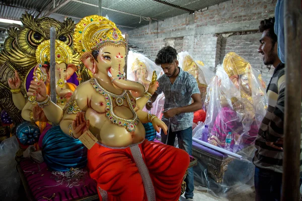 Amravati, Maharashtra - 8 września 2018: Artysta wykonujący posąg i kończący prace nad idolem hinduskiego boga Lorda Ganeshy w pracowni artysty na festiwal Ganesha. — Zdjęcie stockowe