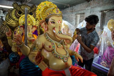 Amravati, Maharashtra - 8 Eylül 2018: Sanatçı bir heykel yapıyor ve Ganesha festivali için bir sanatçı atölyesinde Hindu tanrısı Lord Ganesha 'nın bir putuna son rötuşlarını yapıyor.