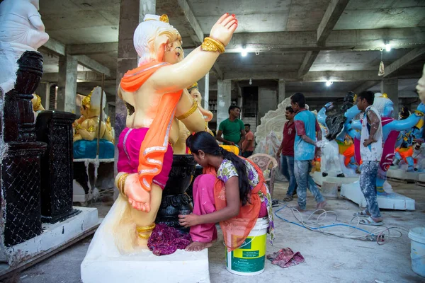 AMRAVATI, MAHARASHTRA - 8 SETTEMBRE 2018: Artista che fa una statua e dà un tocco finale a un idolo del dio indù Lord Ganesha in un laboratorio d'artista per il festival Ganesha . — Foto Stock