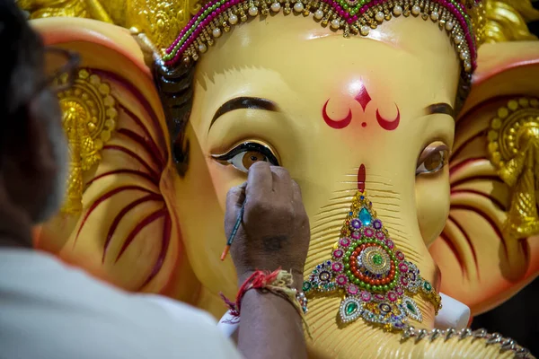 AMRAVATI, MAHARASHTRA - 8 SETTEMBRE 2018: Artista che fa una statua e dà un tocco finale a un idolo del dio indù Lord Ganesha in un laboratorio d'artista per il festival Ganesha . — Foto Stock