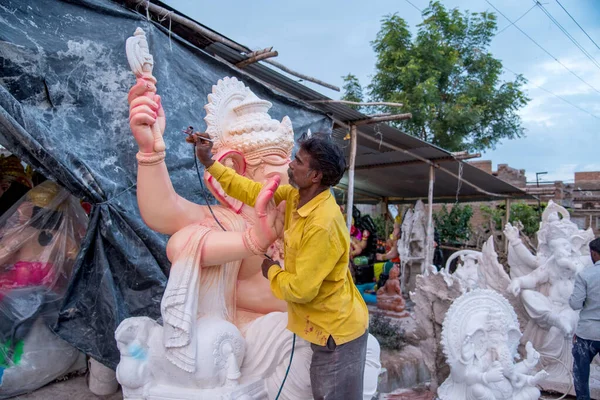 Amravati, Maharashtra - 8 Eylül 2018: Sanatçı bir heykel yapıyor ve Ganesha festivali için bir sanatçı atölyesinde Hindu tanrısı Lord Ganesha 'nın bir putuna son rötuşlarını yapıyor. — Stok fotoğraf