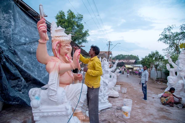 AMRAVATI, MAHARASHTRA - SEPTEMBER 8, 2018: Artist making a statue and gives finishing touches on an idol of the Hindu god Lord Ganesha at an artist's workshop for Ganesha festival. — Stock Photo, Image