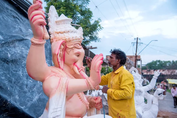 Amravati, Maharashtra - 8 Eylül 2018: Sanatçı bir heykel yapıyor ve Ganesha festivali için bir sanatçı atölyesinde Hindu tanrısı Lord Ganesha 'nın bir putuna son rötuşlarını yapıyor. — Stok fotoğraf