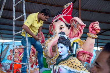 Amravati, Maharashtra - 8 Eylül 2018: Sanatçı bir heykel yapıyor ve Ganesha festivali için bir sanatçı atölyesinde Hindu tanrısı Lord Ganesha 'nın bir putuna son rötuşlarını yapıyor.