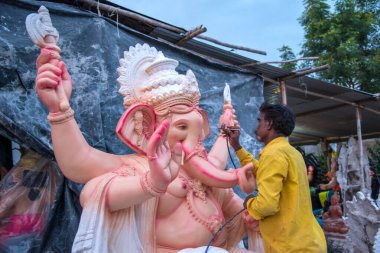 Amravati, Maharashtra - 8 Eylül 2018: Sanatçı bir heykel yapıyor ve Ganesha festivali için bir sanatçı atölyesinde Hindu tanrısı Lord Ganesha 'nın bir putuna son rötuşlarını yapıyor.
