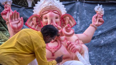 Amravati, Maharashtra - 8 Eylül 2018: Sanatçı bir heykel yapıyor ve Ganesha festivali için bir sanatçı atölyesinde Hindu tanrısı Lord Ganesha 'nın bir putuna son rötuşlarını yapıyor.
