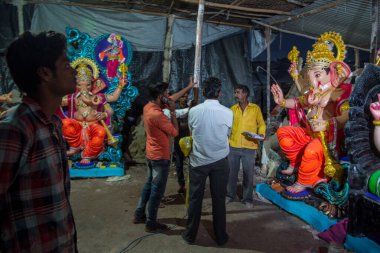 Amravati, Maharashtra - 8 Eylül 2018: Sanatçı bir heykel yapıyor ve Ganesha festivali için bir sanatçı atölyesinde Hindu tanrısı Lord Ganesha 'nın bir putuna son rötuşlarını yapıyor.