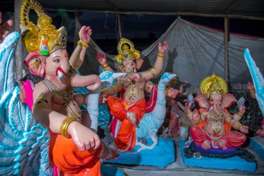 Amravati, Maharashtra - 8 Eylül 2018: Sanatçı bir heykel yapıyor ve Ganesha festivali için bir sanatçı atölyesinde Hindu tanrısı Lord Ganesha 'nın bir putuna son rötuşlarını yapıyor.