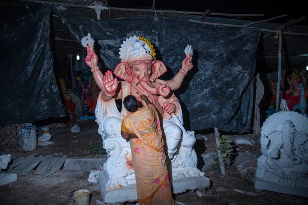 Amravati, Maharashtra - 8 września 2018: Artysta wykonujący posąg i kończący prace nad idolem hinduskiego boga Lorda Ganeshy w pracowni artysty na festiwal Ganesha. — Zdjęcie stockowe